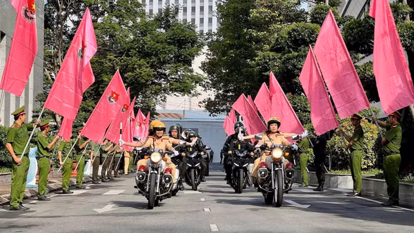 Các lực lượng Công an Thành phố Hồ Chí Minh trong một hoạt động ra quân trấn áp tội phạm.