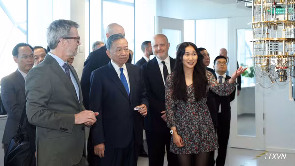 Tổng Bí thư, Chủ tịch nước Tô Lâm cùng Nhà vua Đan Mạch Frederik X thăm Viện nghiên cứu Niels Bohr, thuộc Đại học Copenhagen. (Ảnh: TTXVN)