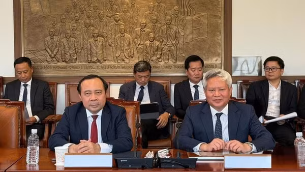 Bộ trưởng Vũ Hải Quân và Viện trưởng Viện Khoa học và Công nghệ Việt Nam-Hàn Quốc Vũ Đức Lợi tại buổi làm việc. (Ảnh: Bộ Khoa học và Công nghệ)