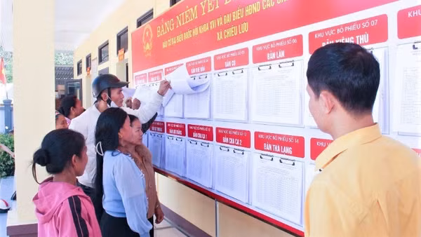 Cử tri xã Chiêu Lưu, tỉnh Nghệ An xem danh sách cử tri được niêm yết tại trụ sở xã. (Ảnh: MAI HOA)