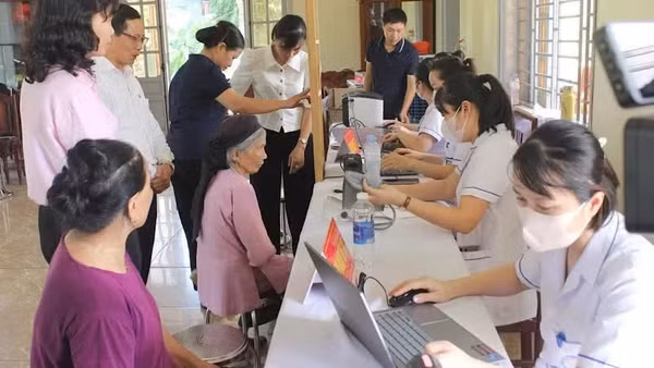 Ảnh minh họa: Khám sức khỏe cho người dân ở xã Gia Lộc, Hải Phòng. (Ảnh: HẢI HÀ)