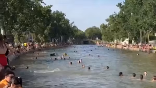 Người Paris đổ xô đi tắm kênh giải nhiệt giữa nắng nóng lịch sử.