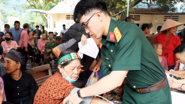Học viện Quân y tư vấn, khám và cấp thuốc miễn phí cho cựu chiến binh, gia đình chính sách và người dân xã Linh Hồ, tỉnh Tuyên Quang.