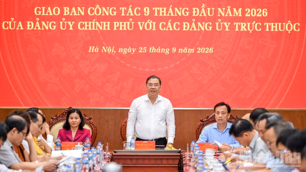 Đồng chí Phạm Gia Túc, Ủy viên Bộ Chính trị, Phó Bí thư Thường trực Đảng ủy, Phó Thủ tướng Thường trực Chính phủ phát biểu ý kiến tại hội nghị. (Ảnh: THẾ ĐẠI)