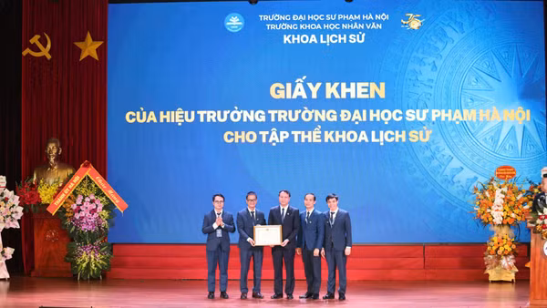 Phó Giáo sư, Tiến sĩ Nguyễn Đức Sơn, Hiệu trưởng Trường đại học Sư phạm Hà Nội tặng Giấy khen cho tập thể Khoa Lịch sử. (Ảnh: THANH TÙNG) 