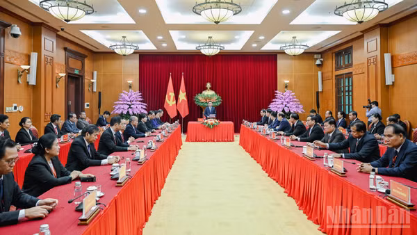 Thường trực Ban Bí thư Trần Cẩm Tú tiếp Đoàn cán bộ cấp cao Đảng Nhân dân Cách mạng Lào thăm và làm việc tại Việt Nam. (Ảnh: DUY LINH)