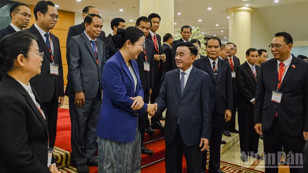 Thường trực Ban Bí thư Trần Cẩm Tú với đoàn cán bộ cấp cao Đảng Nhân dân Cách mạng Lào. (Ảnh: DUY LINH) 