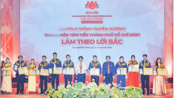 Thành đoàn Thành phố Hồ Chí Minh tuyên dương các thanh niên tiên tiến làm theo lời Bác.