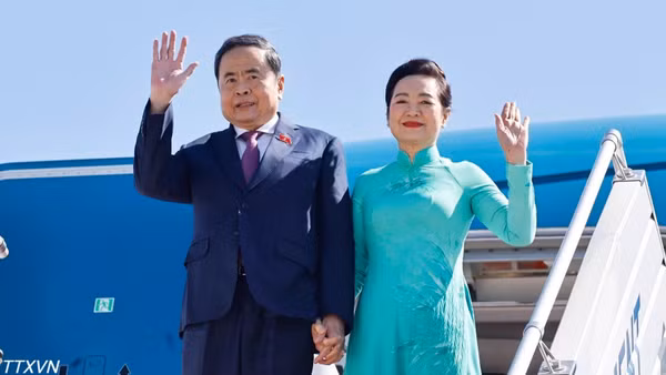 Chủ tịch Quốc hội Trần Thanh Mẫn và Phu nhân đến thủ đô Ulan Bator, bắt đầu thăm chính thức Mông Cổ. (Ảnh: TTXVN)