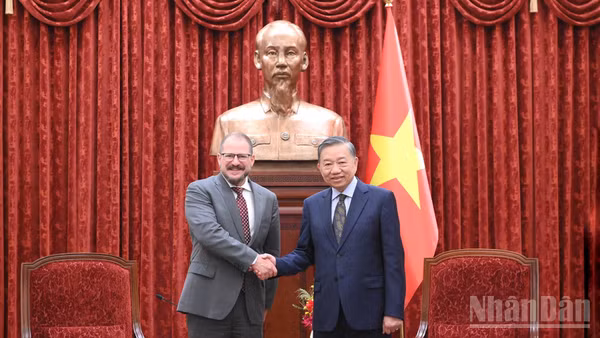 Tổng Bí thư, Chủ tịch nước Tô Lâm và ông Cristiano Amon, Chủ tịch kiêm Tổng Giám đốc Điều hành Tập đoàn Qualcomm (Hoa Kỳ). (Ảnh: ĐĂNG KHOA) 