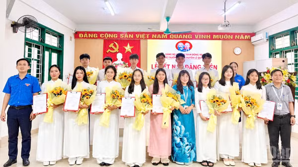 Đảng bộ Trường trung học phổ thông chuyên Lê Quý Đôn, phường Nam Đông Hà, tỉnh Quảng Trị kết nạp đảng viên là học sinh. (Ảnh: LÂM QUANG HUY)
