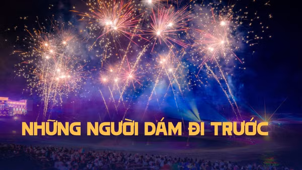 Trong ảnh: Du khách chiêm ngưỡng màn bắn pháo hoa tại thị trấn Hoàng Hôn.