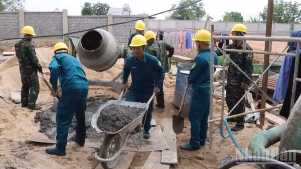 Cán bộ, chiến sĩ Bộ Chỉ huy Quân sự tỉnh Đắk Lắk tăng cường, hỗ trợ đẩy nhanh tiến độ thi công Trường nội trú liên cấp tiểu học-trung học cơ sở xã biên giới Ia Lốp, tỉnh Đắk Lắk.