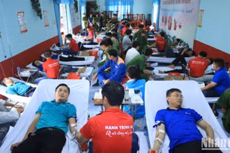 Đông đảo cán bộ, chiến sĩ, người dân tham gia hiến máu nhân đạo tại chương trình.
