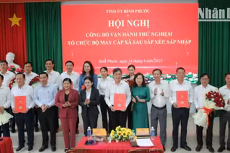 Lãnh đạo tỉnh Bình Phước trao quyết định cho các đồng chí được giao nhiệm vụ vận hành thử nghiệm tổ chức bộ máy cấp xã sau sắp xếp, sáp nhập. 