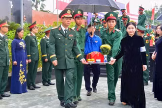 Lãnh đạo tỉnh Bình Phước đưa các hài cốt liệt sĩ về nơi an nghỉ cuối cùng.