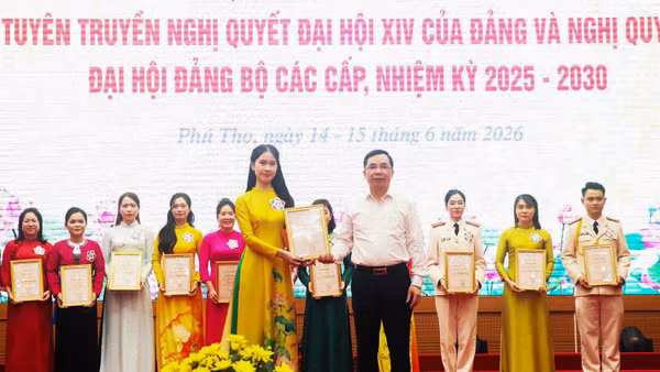 Đồng chí Bùi Huy Vĩnh, Phó Bí thư Tỉnh ủy Phú Thọ trao giải Nhất cho thí sinh.