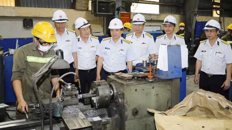 Lãnh đạo Binh đoàn 20 kiểm tra an toàn tại Công ty cổ phần Dịch vụ kỹ thuật Tân Cảng.
