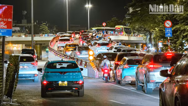 Trong đợt nghỉ lễ 2/9, lưu lượng phương tiện tăng cao trên các tuyến đường cửa ngõ nhưng không xảy ra ùn tắc kéo dài. (Ảnh: MINH DUY)