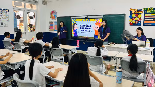 Các thành viên Dự án The Up Project triển khai hoạt động tập huấn cho học sinh xây dựng tư duy an toàn công nghệ cho thế hệ trẻ.
