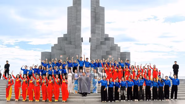 Đoàn thí sinh Hoa hậu Doanh nhân Hương sắc Việt Nam 2026 và đoàn viên, thanh niên phường Tuy Hòa tại Tháp Nghinh Phong. (Ảnh: BTC cung cấp)