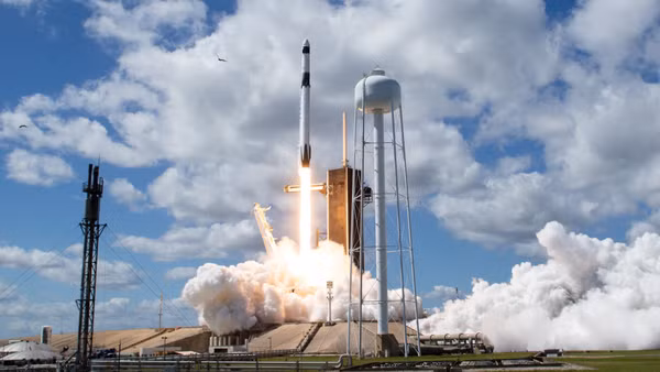 Hình ảnh một tên lửa đẩy của SpaceX rời bệ phóng. (Ảnh: THX/TTXVN)