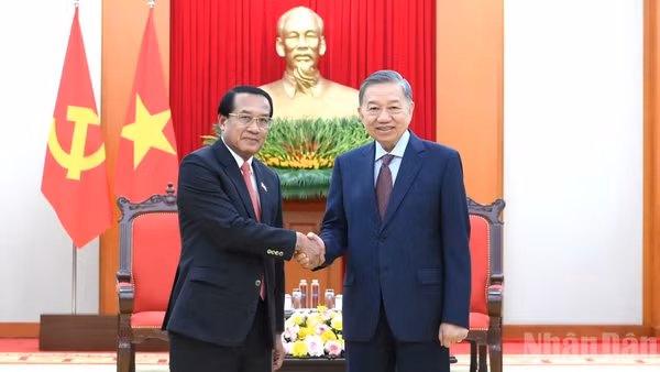 Tổng Bí thư, Chủ tịch nước Tô Lâm và đồng chí Vanhxay Phongsavanh, Ủy viên Bộ Chính trị, Bí thư Trung ương Đảng, Chủ nhiệm Ban Kiểm tra Trung ương, Tổng Thanh tra Nhà nước, Trưởng ban Phòng, chống tham nhũng Trung ương Lào. (Ảnh: ĐĂNG KHOA)