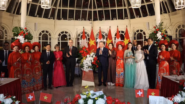 Tổng Bí thư, Chủ tịch nước Tô Lâm và Phu nhân Ngô Phương Ly cùng Tổng thống Thụy Sĩ Guy Parmelin và Phu nhân Caroline Parmelin tặng hoa cho các nghệ sĩ. (Ảnh: TTXVN)