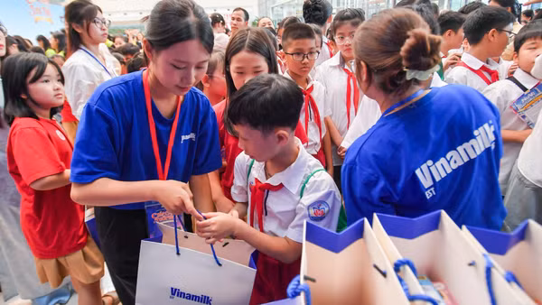Vinamilk lan tỏa yêu thương cùng “Chắp cánh tuổi thơ”