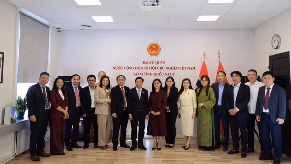 Đoàn đại biểu Quốc hội Việt Nam thăm và làm việc tại Đại sứ quán Việt Nam tại Na Uy. (Ảnh: Bộ ngoại giao)