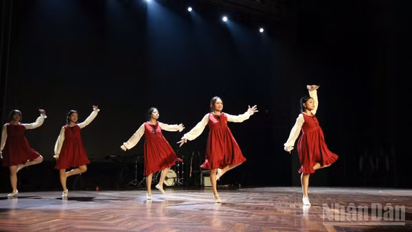 Vũ đạo do chính thành viên Câu lạc bộ nghệ thuật Hà Nội-Amsterdam biên đạo.