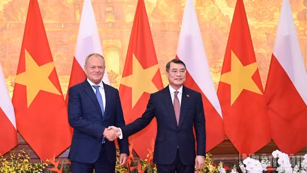 Thủ tướng Chính phủ Lê Minh Hưng và Thủ tướng Ba Lan Donald Tusk. (Ảnh: TRẦN HẢI)