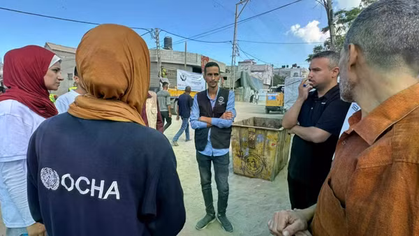 Nhân viên của OCHA và Quỹ Nhân đạo dành cho Lãnh thổ Palestine bị chiếm đóng đến thăm một dự án tại Gaza nhằm thu gom rác thải và cải thiện khả năng tiếp cận nguồn nước sạch cho người dân tị nạn. (Ảnh: Liên hợp quốc)