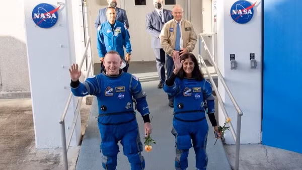 Các phi hành gia NASA Butch Wilmore và Suni Williams trước khi lên tàu vũ trụ Starliner năm 2024. (Ảnh: Tân Hoa Xã)