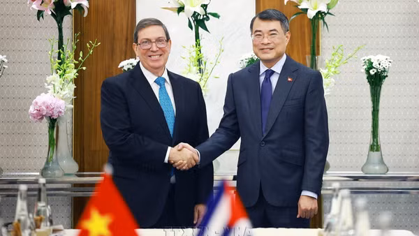 Thủ tướng Lê Minh Hưng tiếp Bộ trưởng Ngoại giao Cuba Bruno Rodríguez Parrilla. (Ảnh: TTXVN)