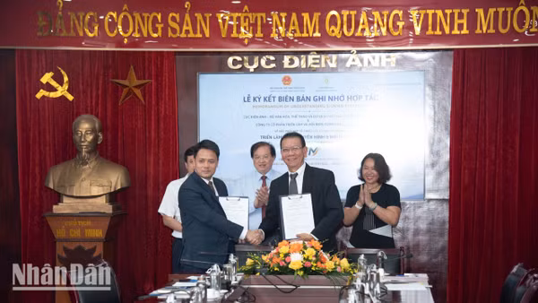 Thứ trưởng Bộ Văn hóa, Thể thao và Du lịch Tạ Quang Đông cùng lãnh đạo hai đơn vị chứng kiến lễ ký kết biên bản ghi nhớ hợp tác. (Ảnh: MINH DUY)