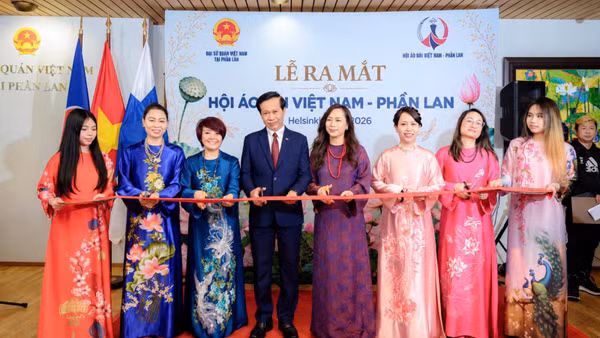 Đại sứ Nguyễn Hoàng Diệu Tâm, Phó Giám đốc Học viện Chính trị quốc gia Hồ Chí Minh Hoàng Phúc Lâm và các đại biểu thực hiện nghi lễ ra mắt Câu lạc bộ Áo dài. (Ảnh: GIA HÂN)