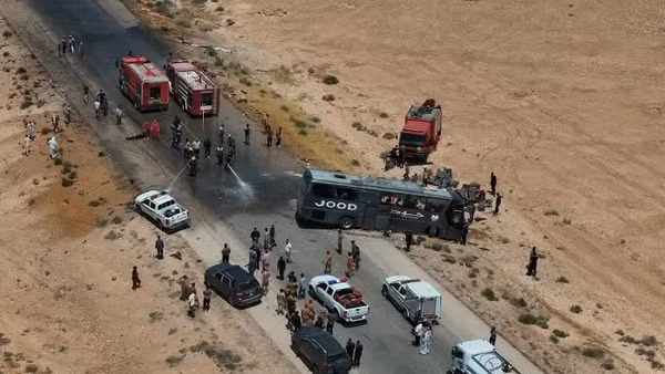 Va chạm thảm khốc giữa hai xe buýt trên tuyến cao tốc nối Deir ez-Zor và Damascus của Syria, ngày 25/7.