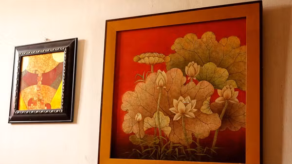 Những sản phẩm từ tranh sơn mài của nghệ nhân Đinh Văn Hùng. (Ảnh: HÀ THƯƠNG)