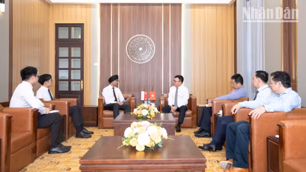 Toàn cảnh buổi làm việc giữa Tổng Biên tập Báo Nhân Dân Lê Quốc Minh và Đại sứ Singapore Rajpal Singh. (Ảnh: MINH DUY)