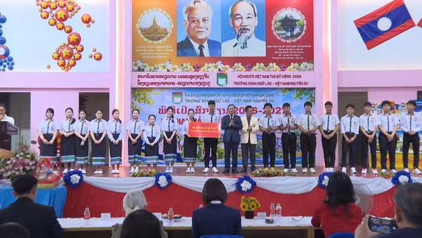 Đại sứ Nguyễn Minh Tâm trao học bổng cho các học sinh nhà trường. (Ảnh: TRỊNH DŨNG)