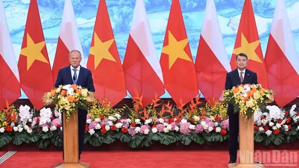 Thủ tướng Chính phủ Lê Minh Hưng và Thủ tướng Ba Lan Donald Tusk họp báo sau hội đàm. (Ảnh: TRẦN HẢI)