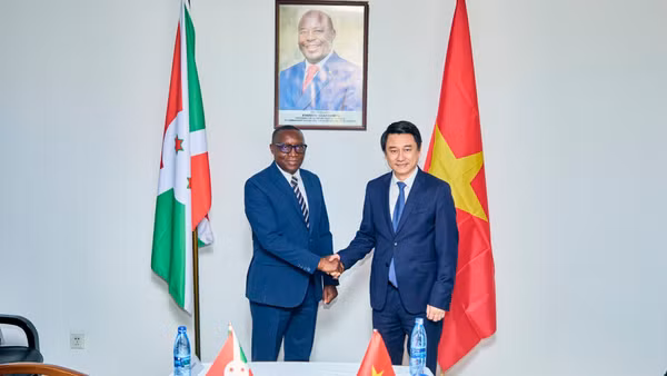 Thứ trưởng Ngoại giao Lê Anh Tuấn và Bộ trưởng Ngoại giao Burundi Édouard Bizimana. (Ảnh: Bộ Ngoại giao)