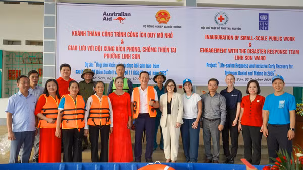 Đoàn công tác giao lưu với Đội xung kích phòng, chống thiên tai phường Linh Sơn, Thái Nguyên. (Ảnh: Đại sứ quán Australia tại Việt Nam)