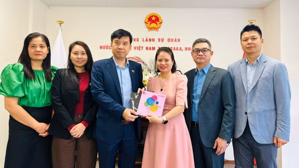 Tổng Lãnh sự Việt Nam tại Osaka Nguyễn Trường Sơn tiếp đoàn công tác Trung tâm Hỗ trợ phụ nữ phát triển do bà Nguyễn Thúy Hiền, Phó Giám đốc Trung tâm, làm Trưởng đoàn. (Ảnh: Tổng Lãnh sự quán Việt Nam tại Osaka)