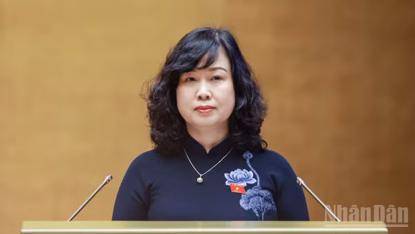 Bộ trưởng Y tế Đào Hồng Lan, thừa ủy quyền của Thủ tướng Chính phủ trình bày tờ trình dự án Luật sửa đổi, bổ sung một số điều của Luật Phòng, chống tác hại của thuốc lá. (Ảnh: DUY LINH)