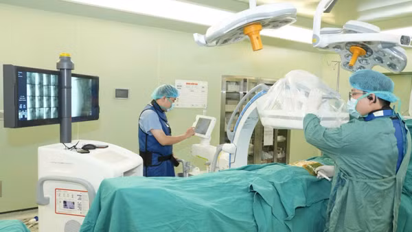 Nhiều thiết bị điều trị hiện đại được Bệnh viện Bạch Mai đưa vào sử dụng. (Ảnh: THÀNH DƯƠNG)