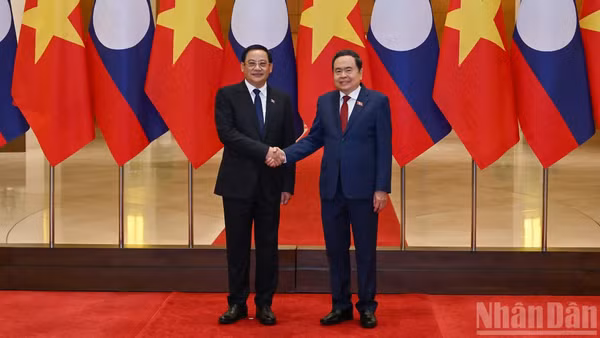 Chủ tịch Quốc hội Trần Thanh Mẫn và Thủ tướng Lào Sonexay Siphandone. (Ảnh: THỦY NGUYÊN)