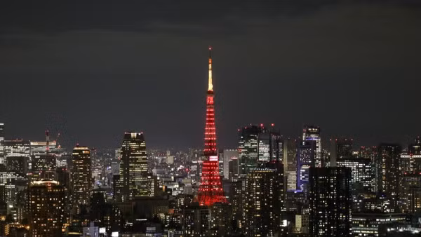 Tháp Tokyo rực rỡ với ánh sáng đỏ chào năm mới. (Ảnh minh họa: Tân Hoa Xã)
