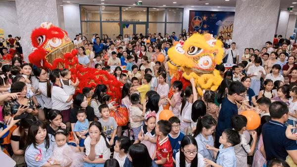 Các em nhỏ hào hứng tham gia các hoạt động trải nghiệm tại ngày hội. (Ảnh: Ban tổ chức)